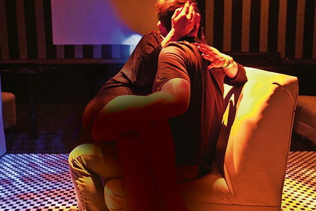 Casal chegando em balada swing elegante