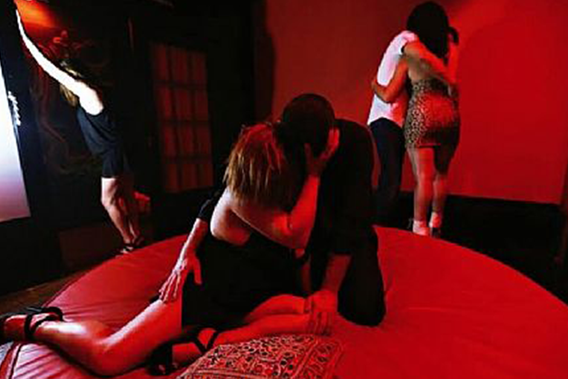 grupo de casais se relacionando em uma casa de swing com clima de respeito e liberdade