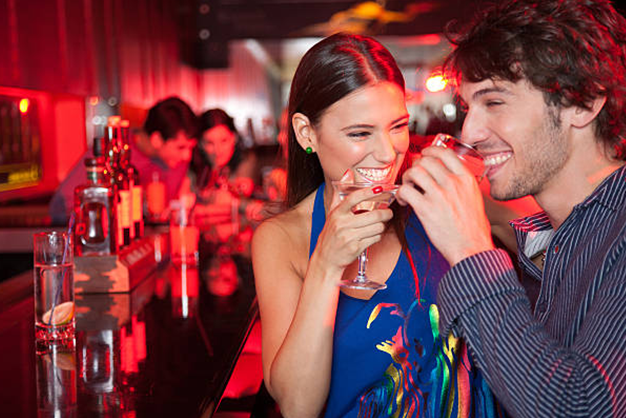 Casal liberal sorrindo e conversando sobre seus limites e desejos