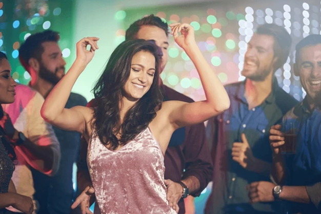 casal dançando juntos no centro da balada liberal com clima sensual e descontraído