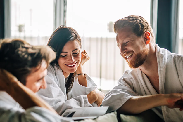 Casal refletindo sobre rejeição no swing de forma madura e confiante