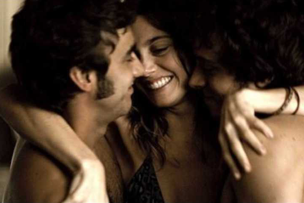 Casal refletindo sobre rejeição no swing de forma madura e confiante