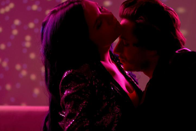 Ambiente interno de uma casa de swing elegante