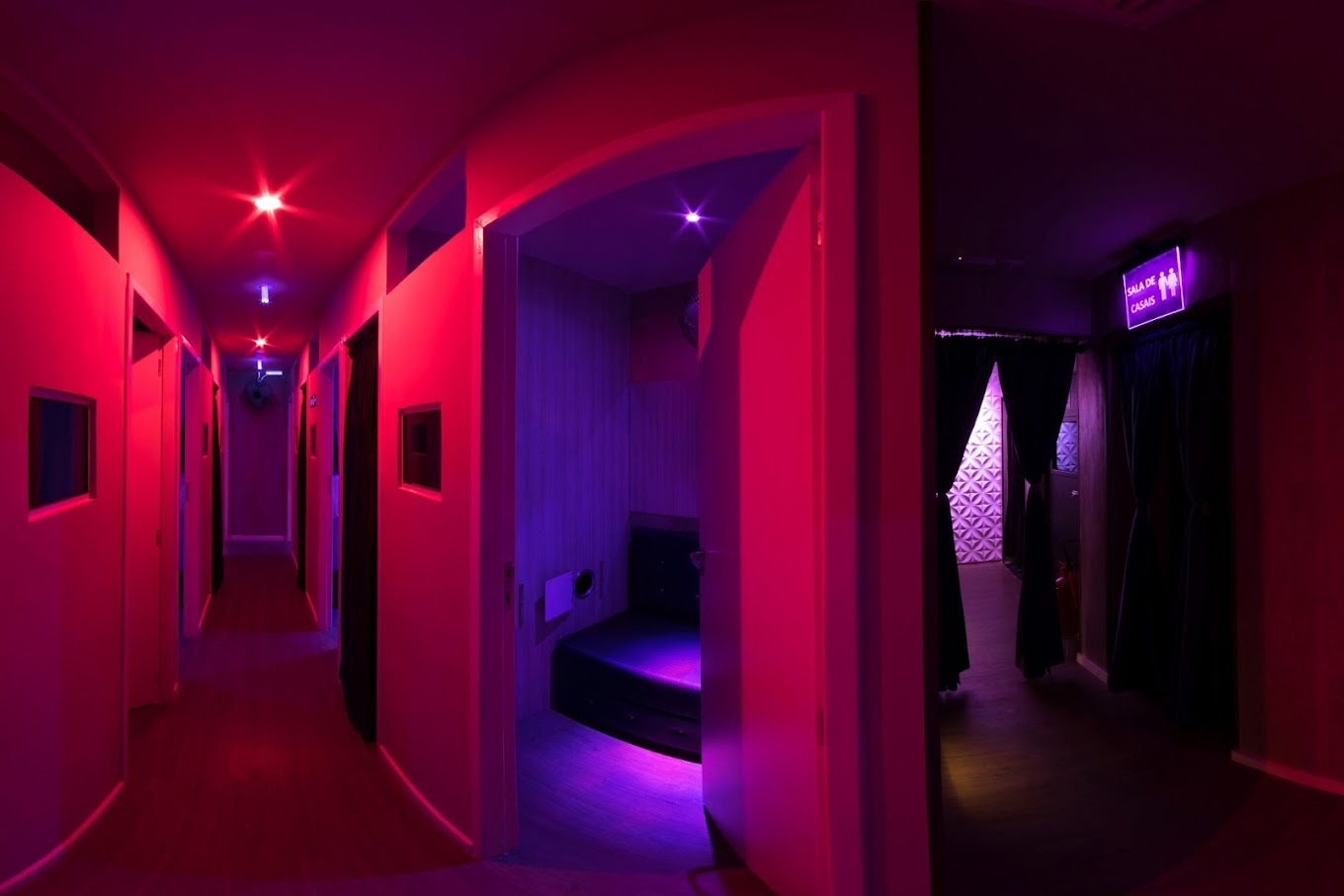 Entrada elegante de casa de swing com iluminação suave