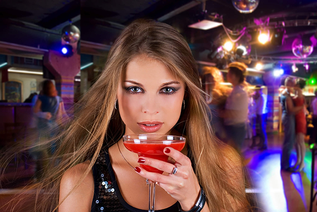 Mulher solteira elegante chegando em festa de swing